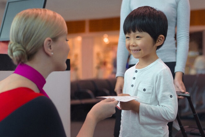 カンタス航空に搭乗する少年