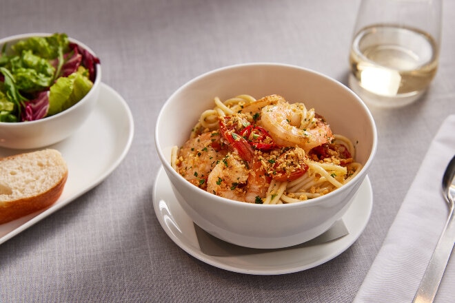 Spaghetti with prawns and a side salad