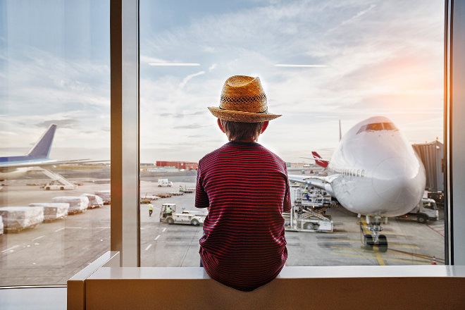 空港にいる少年