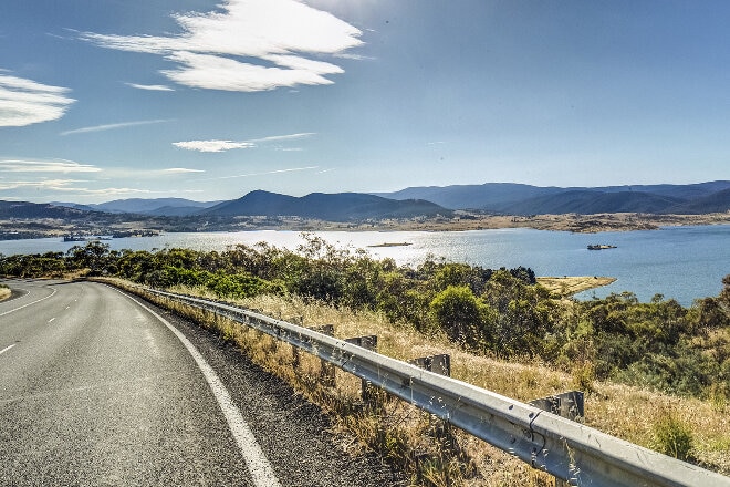 Road around Lake Jindabyne