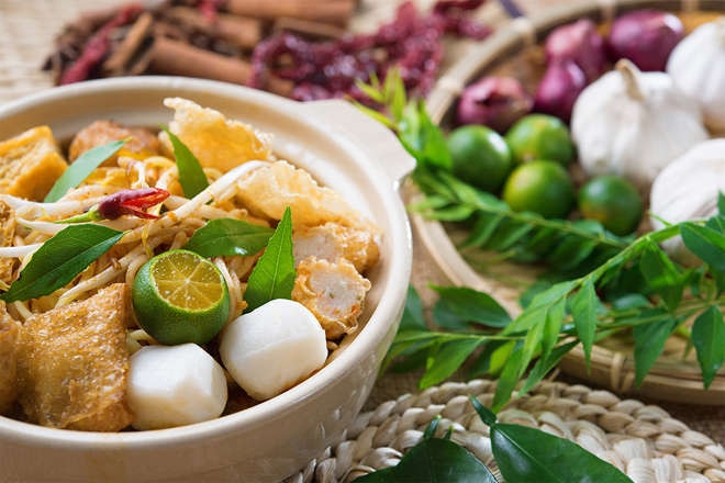 Singapore laksa with limes 