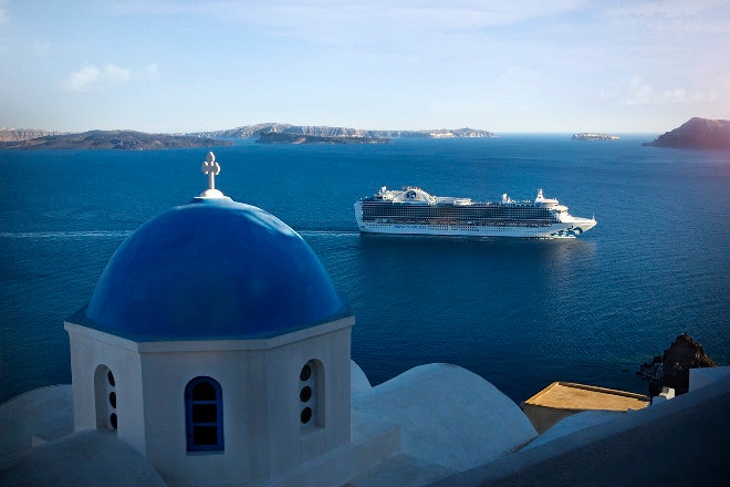 Looking cruise ship from Santorini