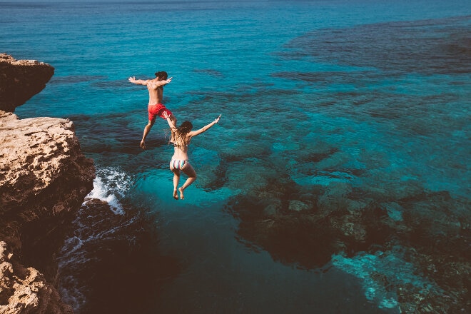 young divers couple jumping