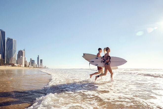 Surfeurs à Main Beach