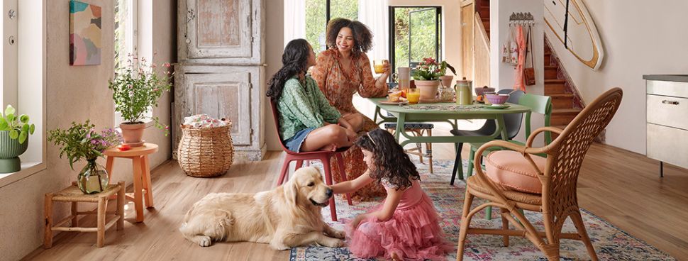 family eating lunch